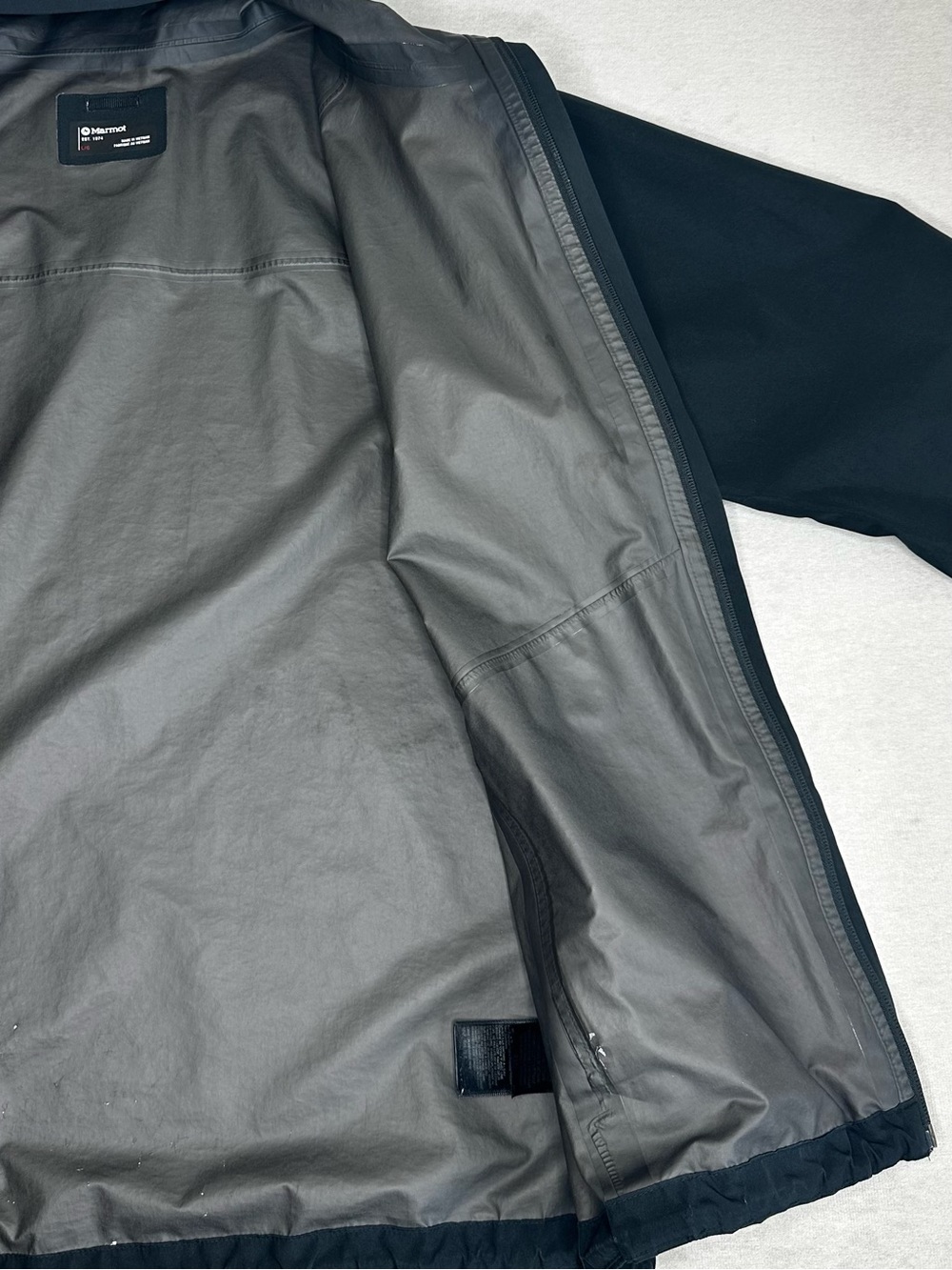 Marmot Men's Black Waterproof Jacket - Picture 6 of 13